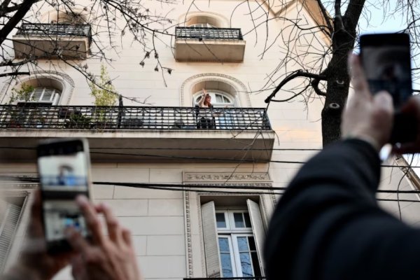 La militancia se concentra en el Parque Lezama y hay expectativa por un nuevo mensaje de Cristina Kirchner