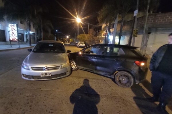 Chocaron dos autos en pleno centro y uno de los conductores huyó tras el impacto