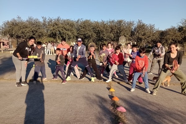 La Escuela Deportiva promueve la integración a través del tenis y actividades recreativas