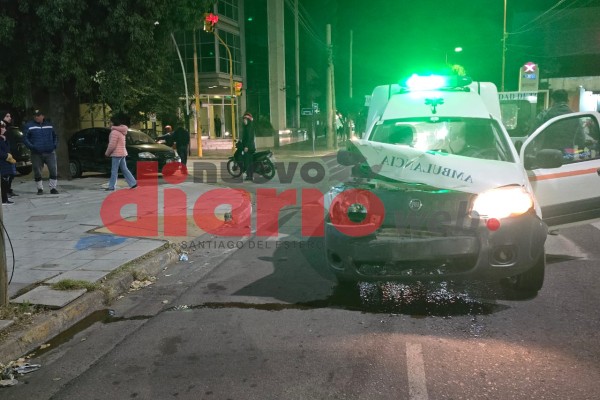 Ambulancia impactó contra un auto en la esquina de Rivadavia y Belgrano