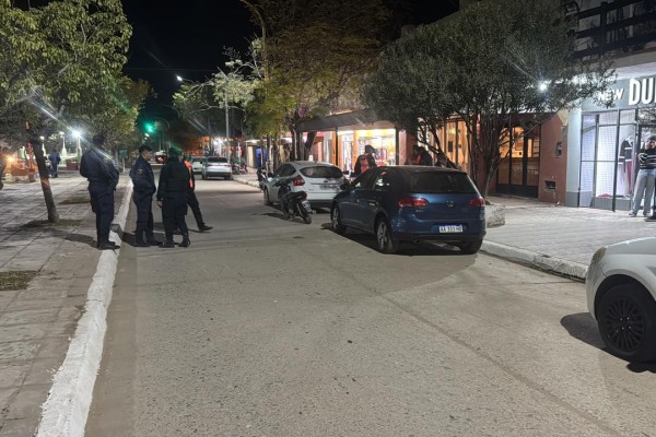 Una familia cayó de su moto tras chocar contra la puerta de un auto