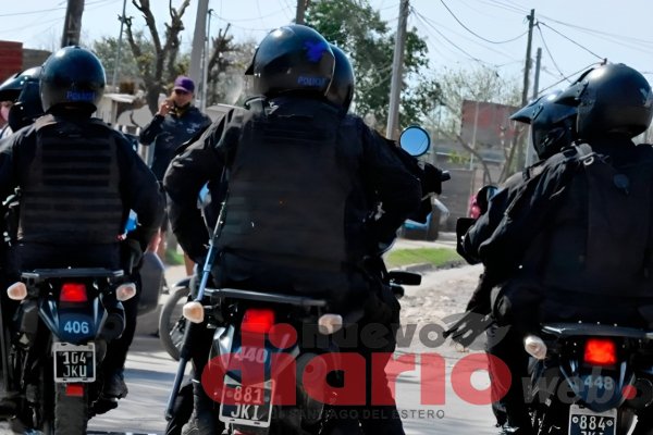 Armadas con palos, cadenas y un fierro, tres mujeres 