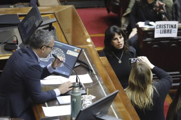 Escándalo y bochorno en Diputados: diputados K fueron a buscar a Espert y la sesión terminó a los empujones