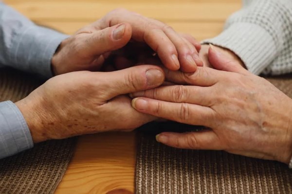 Intentó evitar que asaltaran a sus padres jubilados, pero lo golpearon y huyeron con el dinero