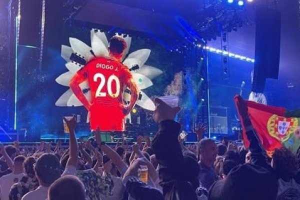 Oasis volvió a los escenarios y rindió homenaje a Diogo Jota en Cardiff