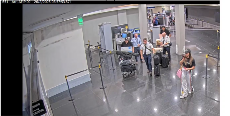 <b>La salida de las personas del avión sin pasar por los controles de Aduana. (Foto: TN).</b>