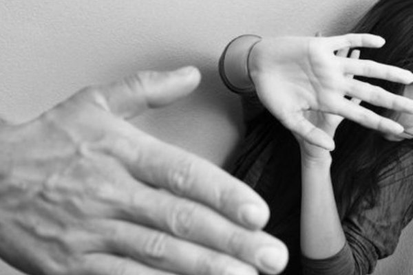 Violó una restricción de acercamiento, entró a la casa de su ex pareja e intentó agredir a la policía