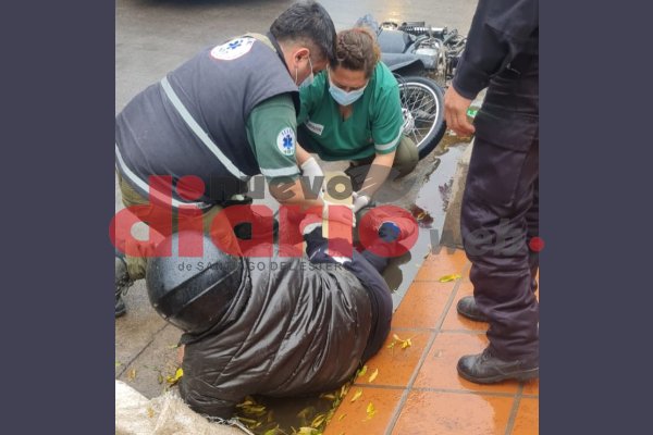 Violento accidente en el barrio Borges: motociclista sufrió una fractura expuesta (VIDEO)
