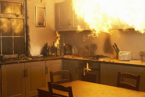 Una vivienda se incendió por completo y una familia numerosa quedó en la calle